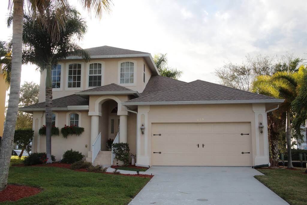 Enjoy this cozy 3-bedroom house, which is located on a quiet cul-de-sac, and backs up to a calming canal. The canal has easy accessibility to the open water.