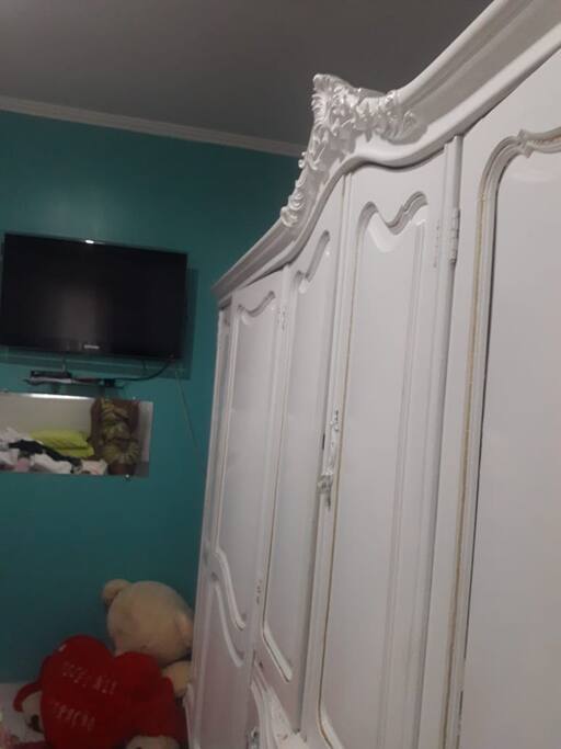 Quarto tem a cama queen