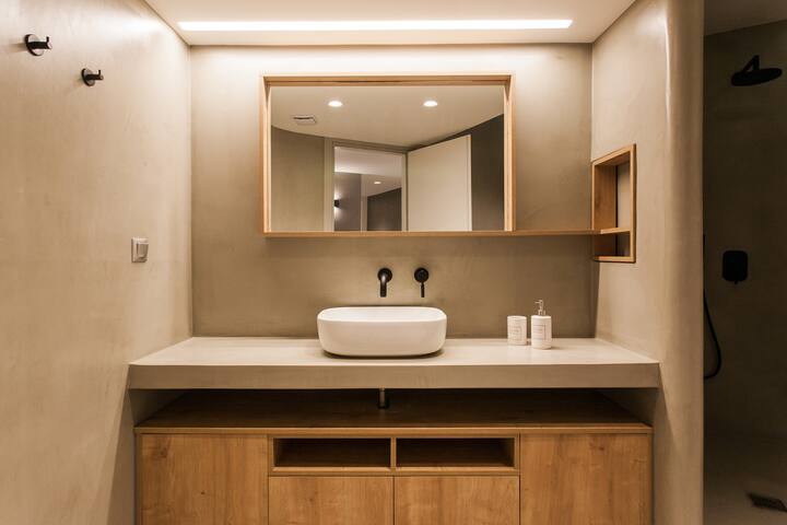 Bright 5th floor boutique apt, 1′ walk to Acropoli gallery image 5