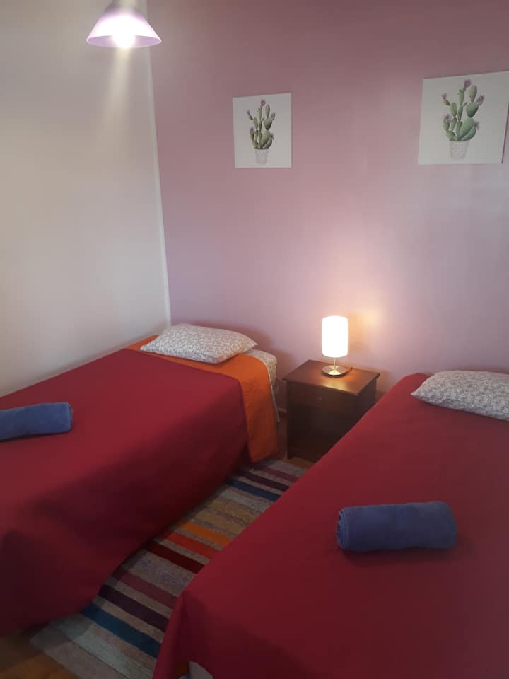 La primera habitación de la segunda planta se encuentra adaptada para dos personas, cuenta con dos camas de 1 plaza, 1 velador y 1 lámpara.