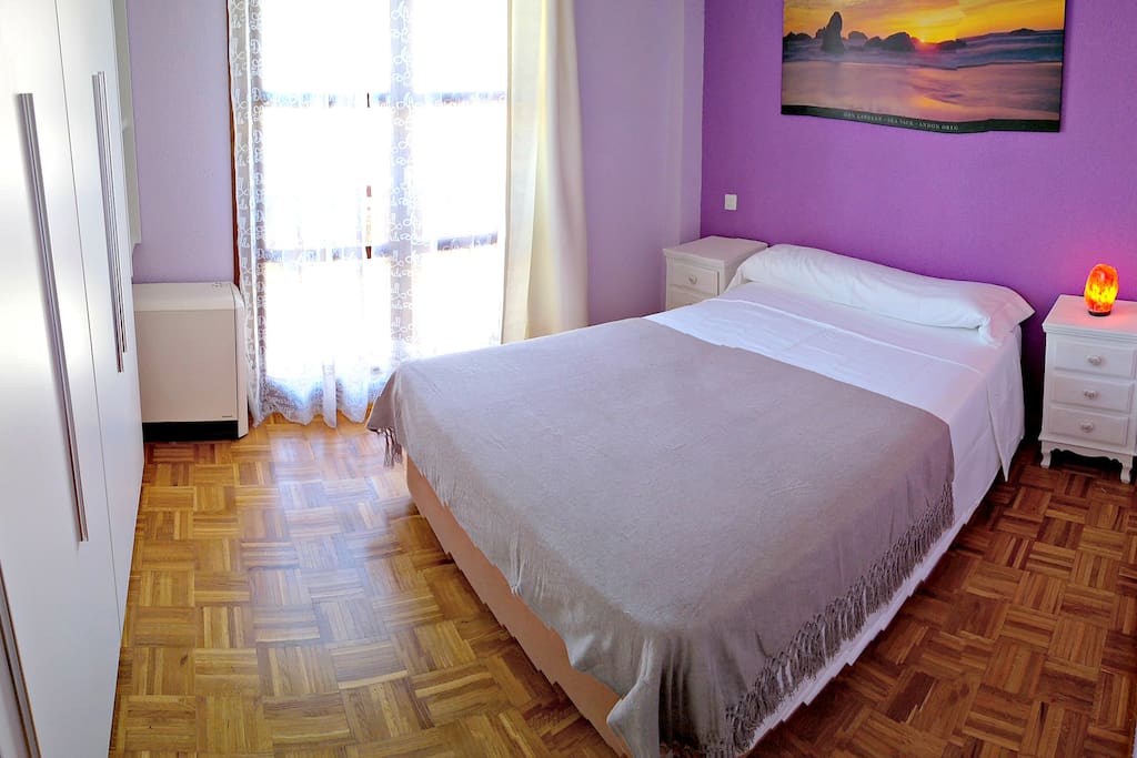 Habitación recogida creando un ambiente agradable donde descansar. Desde la habitación se puede ver la cima de Collarada, el pico más alto de la zona