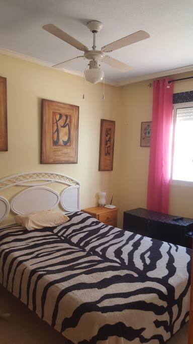 Dormitorio principal con cama de matrimonio.