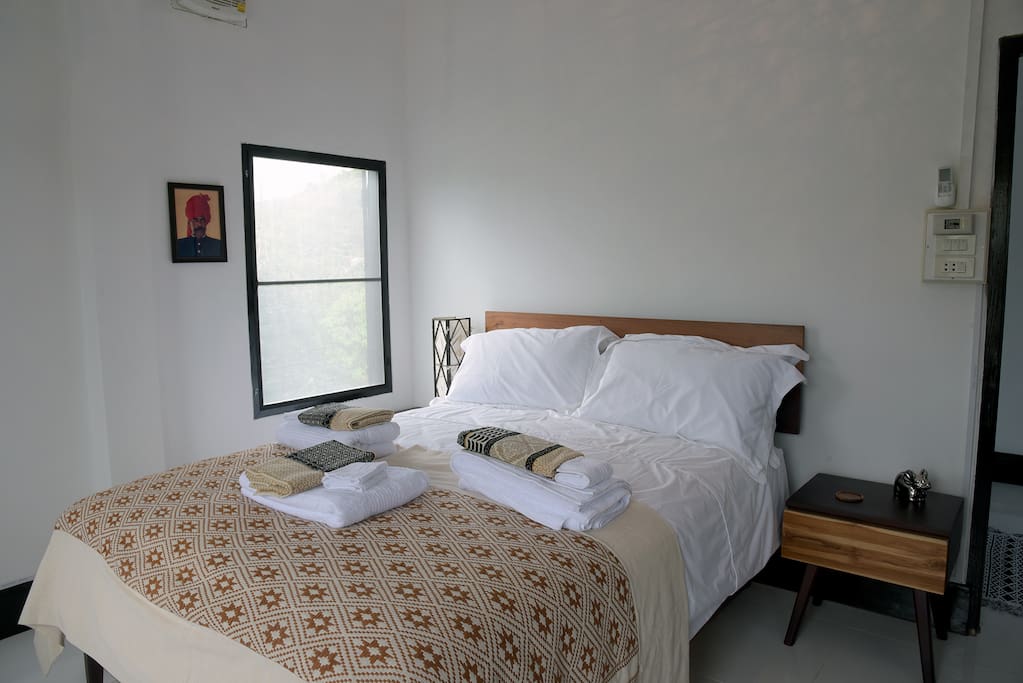 Queen size bed with Egyptian cotton linen