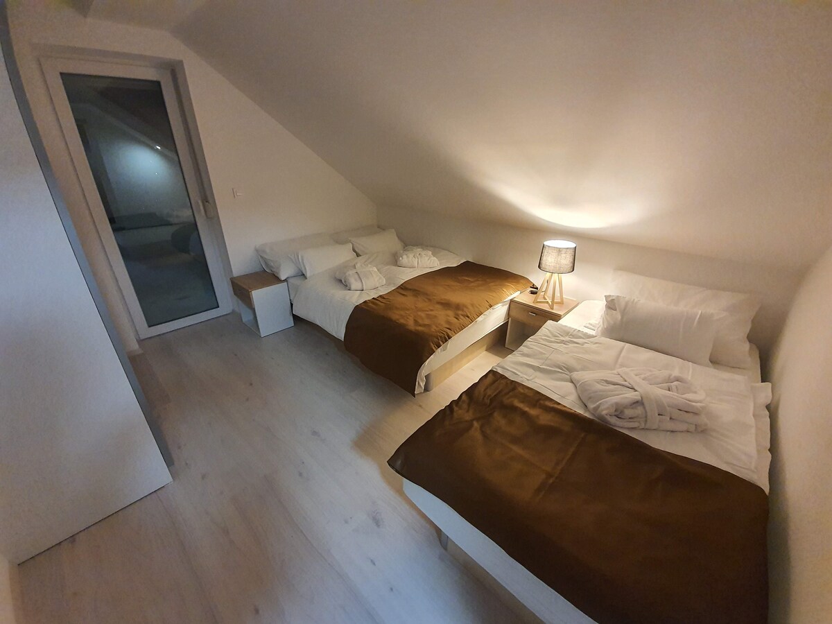 Slaapkamer 3: klein tweepersoonsbed en waterbed voor 1 persoon, grote kasten; uitgang naar het privé terras