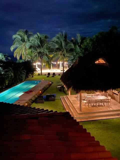 Spectacular beachfront house in Buenaventura!