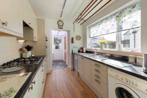 Top performing Airbnb: Delightful, spacious house, sleeps six. Parking. in Keswick