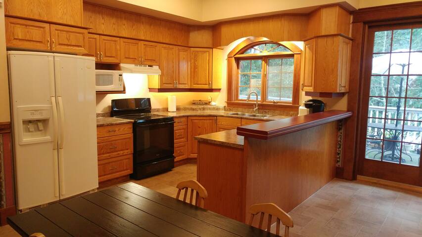 Family Ocean View Victorian Executive Swartz Bay gallery image 4