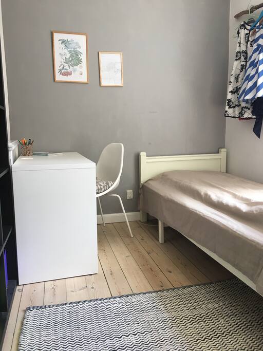 Soveværelse 1 er opdelt ved hjælp af en stor reol, med en enkeltseng på hver side