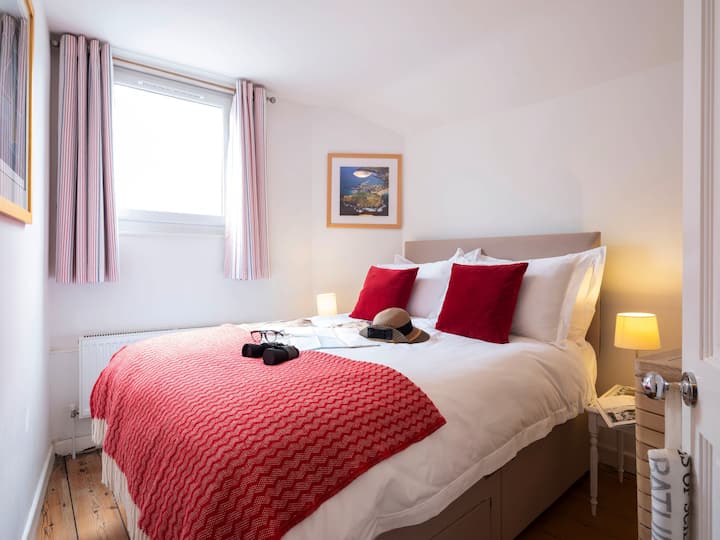 חדר שינה שני עם מיטה זוגית 