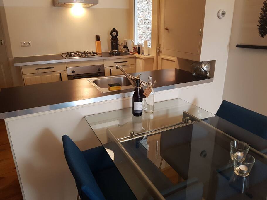 Ruime eettafel met open keuken, oven en 4 pits gasfornuis