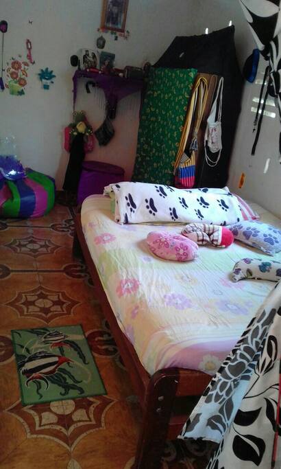Habitación Principal con cama doble y ventana