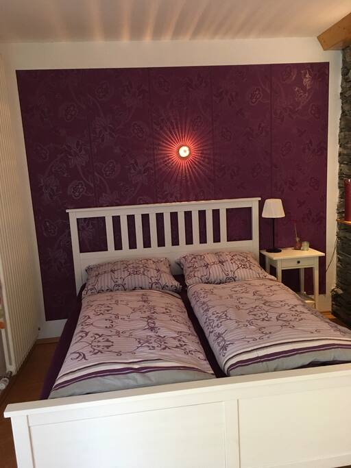 Doppelbett mit Nachttisch