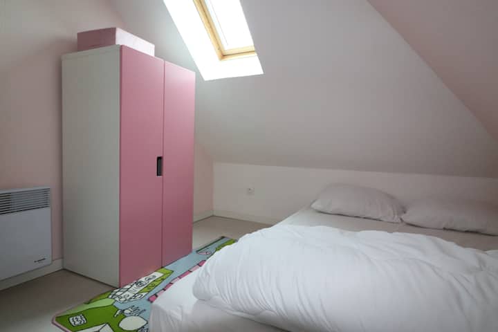 Chambre rose à l'étage, lit 140×190 à l'étage 