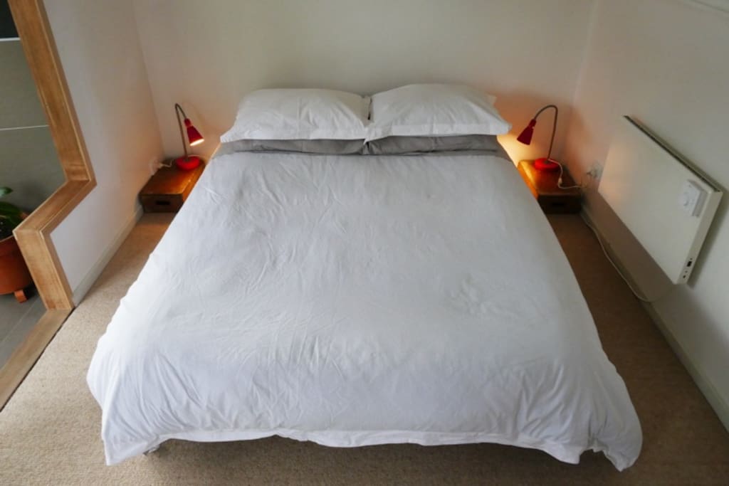 Double bed with organic cotton sheets. Nobo heater for chilly nights + a warm blanket if you need it too.