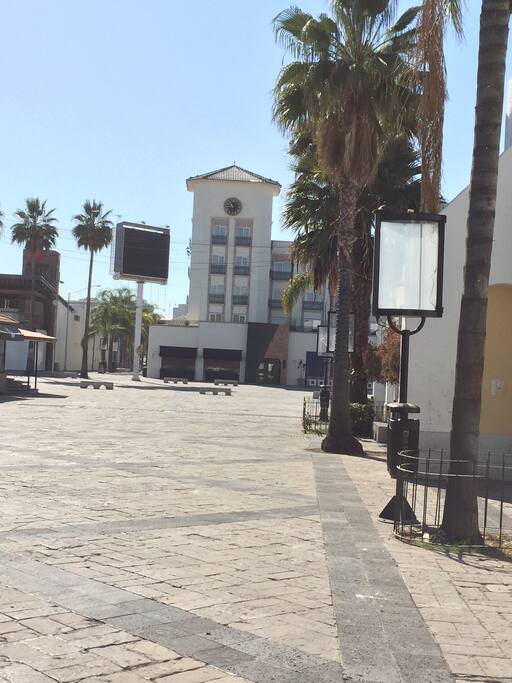 Frente del depa ya es la explanada ferial, se ve por un lado al fondo el Fiesta Americana y cerca la zona de restaurantes y antros y poco más adelante la plaza de Toros