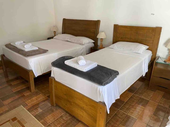 Kamer op de begane grond met een huisbed en twee eenpersoonsbedden. Het omvat het gebruik van een handdoekenset (bad en gezicht).