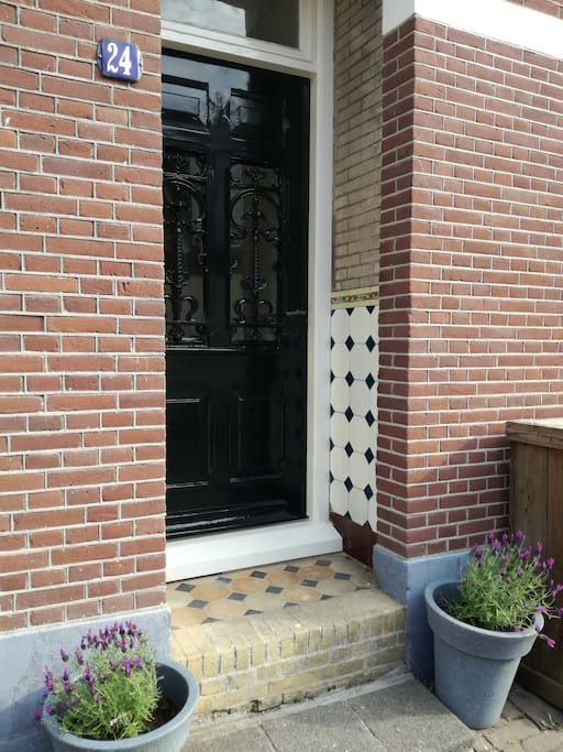 Het aangezicht is origineel; de tegeltjes in het deurportaal dateren nog uit 1911