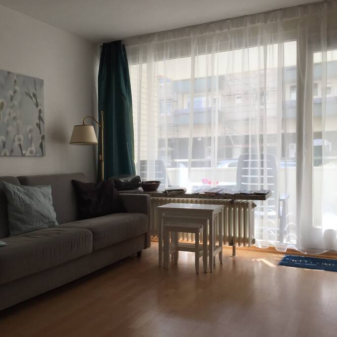 Helles Zimmer mit breitem Fenster Richtung Süd