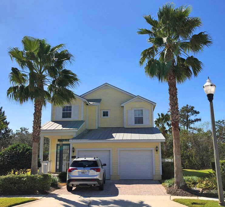 5 Star Orlando's unique outer corner lot - very private with lovely planting