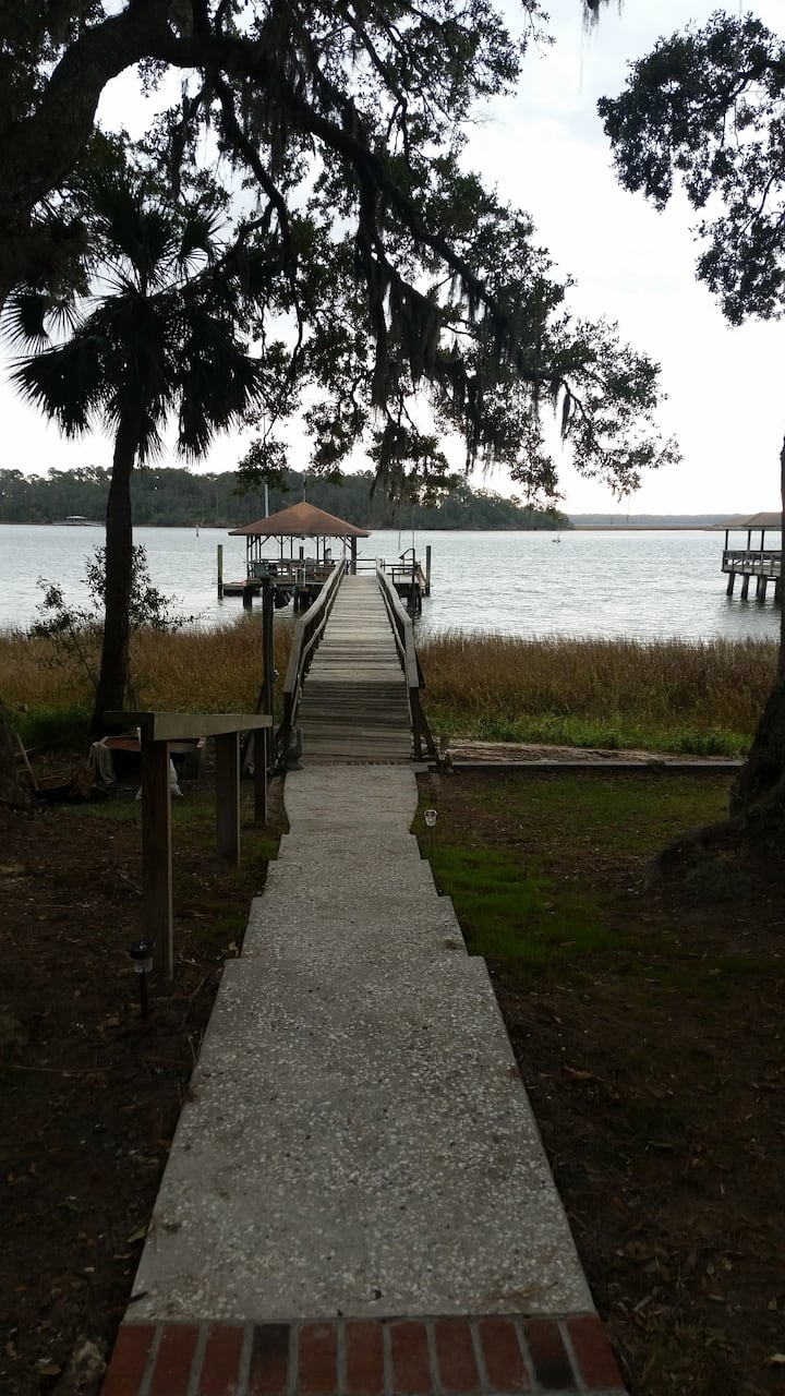Waterfront Cottage on the May River Houses for Rent in Bluffton