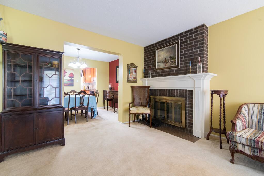 Large, bright livingroom