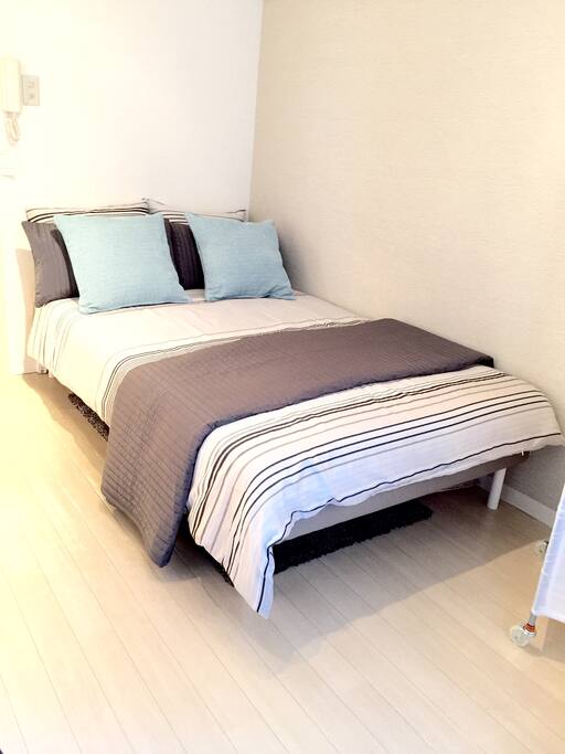 Semi double bed