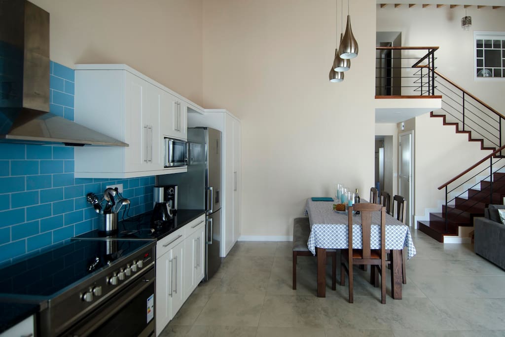 Dining room table/kitchen