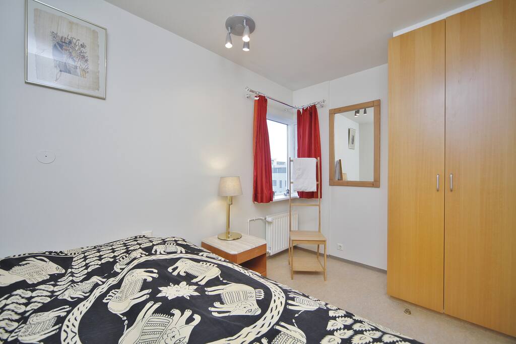 Smaller Bedroom w. closet