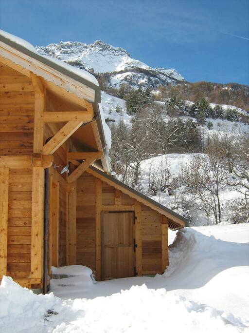 Stockage de vos skis, vélos, etc, dans l'appentis du chalet