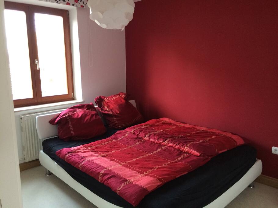 Double bed in the sleeping room / Schlafzimmer mit Doppelbett