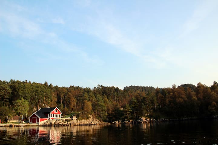 Cottage with jacuzzi and boat by the fjord