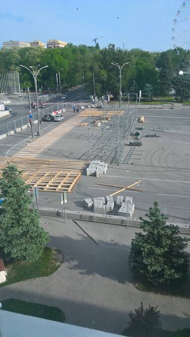 вид из окна на фан-зону
(view from the window to the fan zone)