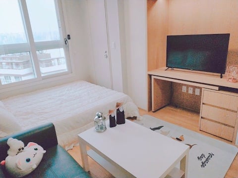 Beautiful city view! #Netflix 
Ally' aparment#2