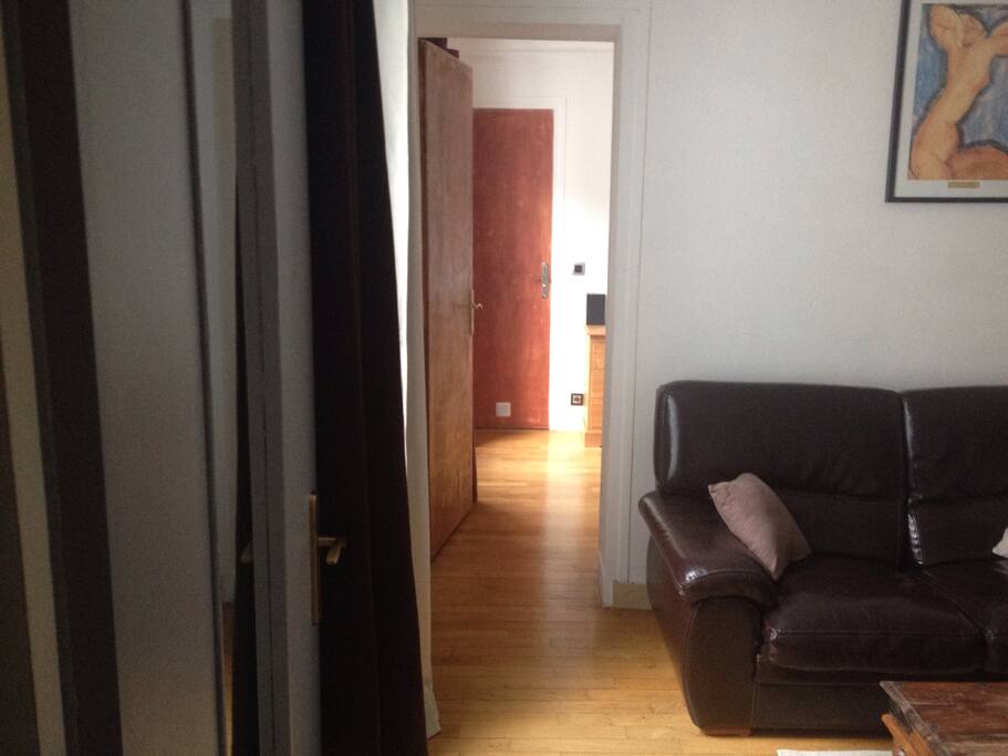 Séjour desservant la chambre à coucher