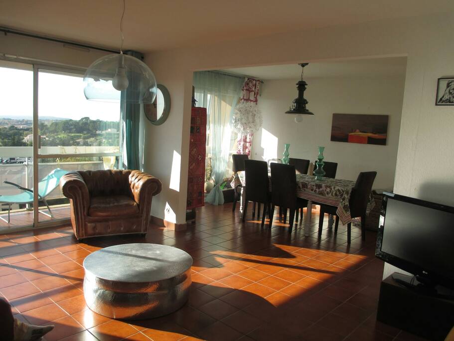 Salle à manger pouvant accueillir 8 personnes. Grande baie vitrée.