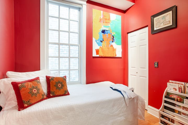 Wicker Park Family Home With Outdoor Space gallery image 2