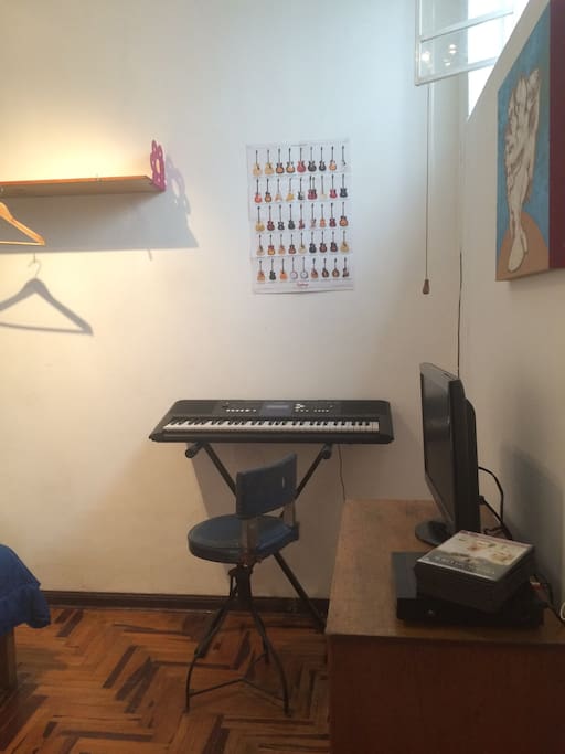 La habitación tiene un teclado, una guitarra y un cajón, una cómoda y una repisa, T.V. y DVD player para ver películas. Es perfecta para descansar y para crear! :)