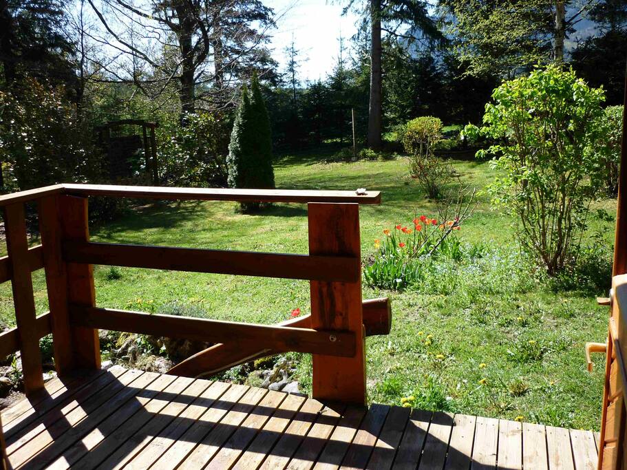 Terrasse "haute" devant la chambre.