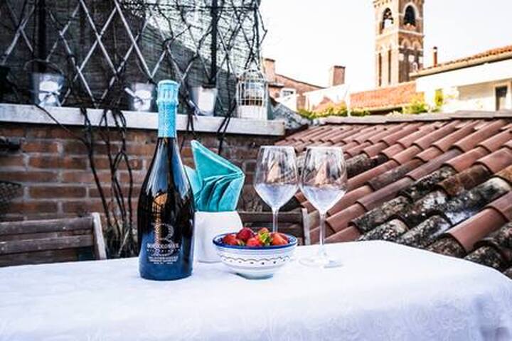 Ponte di Pietra – Loggia Rialto Apartments gallery image 2