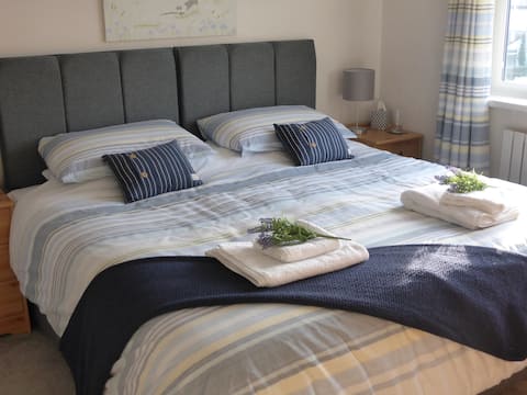 Spacious, family-friendly holiday-home, Moelfre