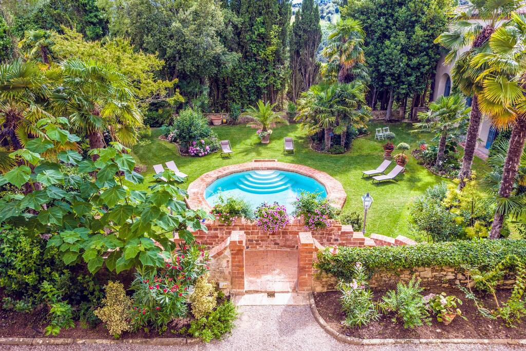 Jacuzzi area accessible via a few step from the villa