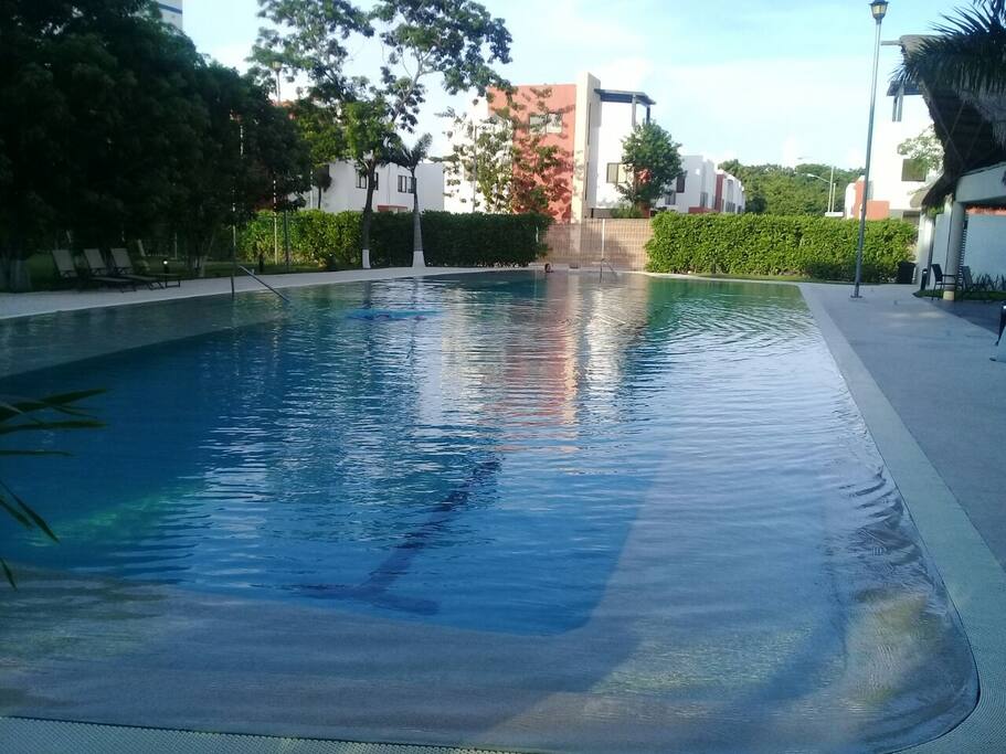 Alberca con asoleadero