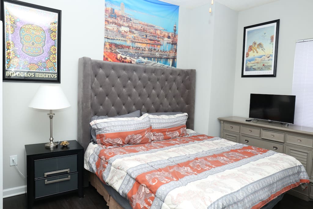 NEW Tempurpedic 12 " foam Gel KING bed with New Pillows. Both protected with Allergen covers. All new fresh linen. City Views from window. Hitachi Tv with Netflix and Local Network Tv.