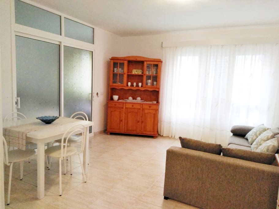A la izquierda, puerta corredera de cristal, acceso al dormitorio