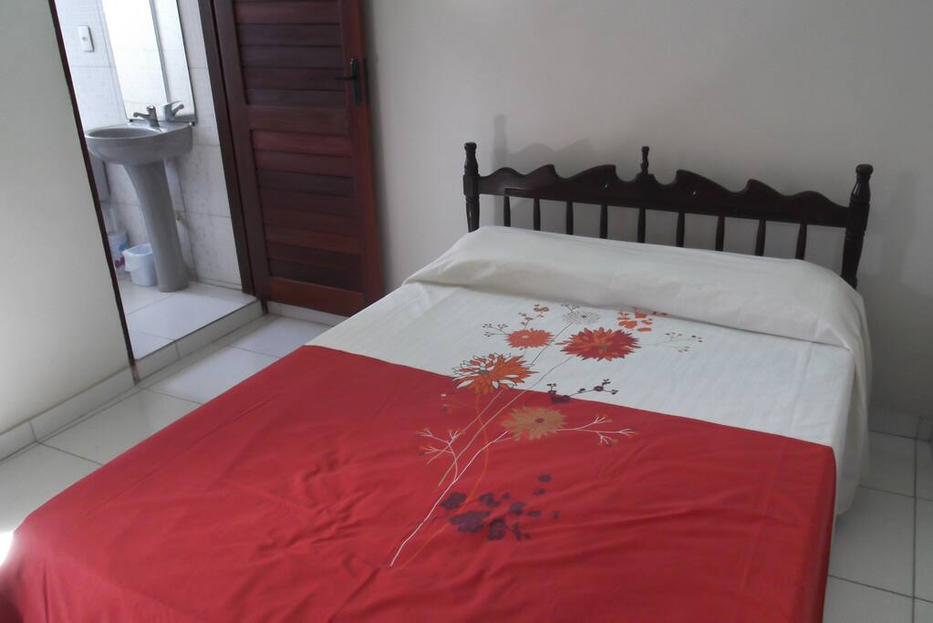Quarto economico, com cama de casal,banheiro privativo,ar condicionado,varandinha fumantes