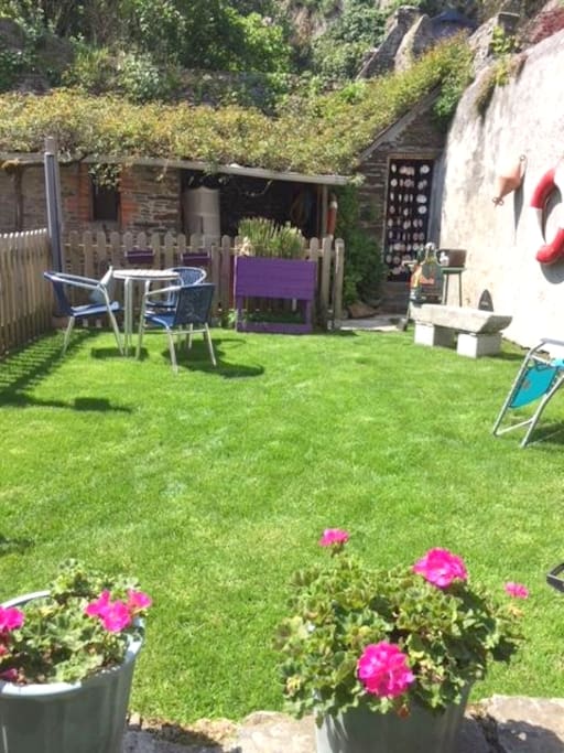 Jardinet : barbecue, hamac et chaise longue à disposition