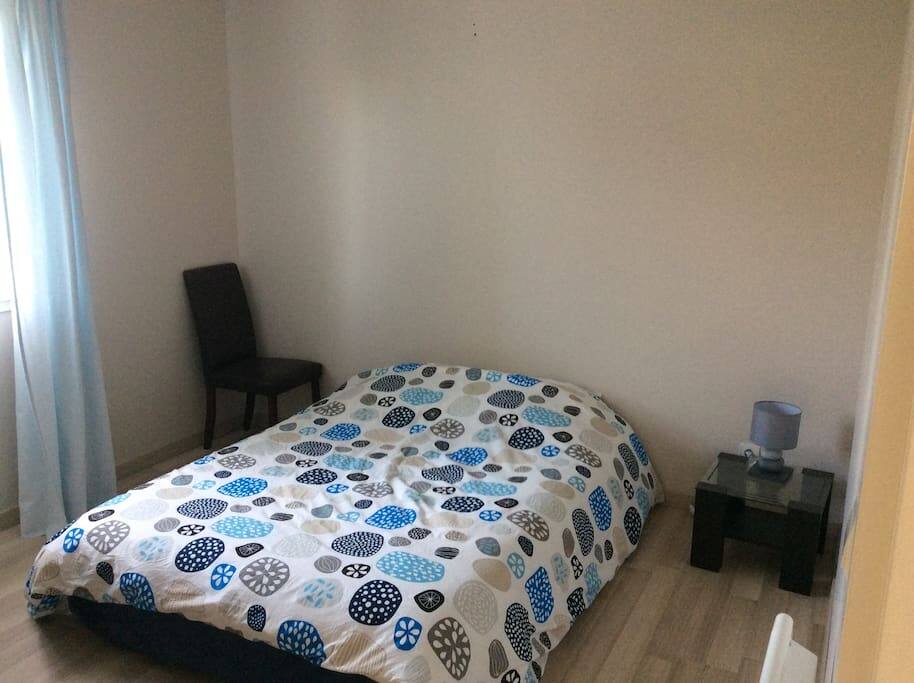Grande chambre avec placard