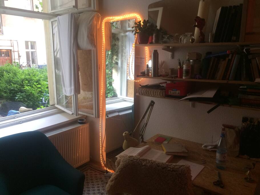 Schreibtisch und Regal werde ich dann auch noch für euch freiräumen. Fenster zum Innenhof. Desk and so on will be free for you, the window is to the green backyard.