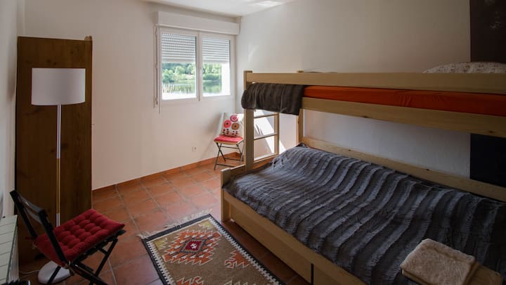 Chumba cha kulala 3 na kitanda cha ghorofa (chini ya 120x200 /juu ya 90x200) kwenye ghorofa ya chini.