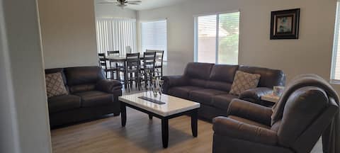 Successful Airbnb property: Quiet Peoria 2 Car Garage Fast Internet Smart TVs in Peoria
